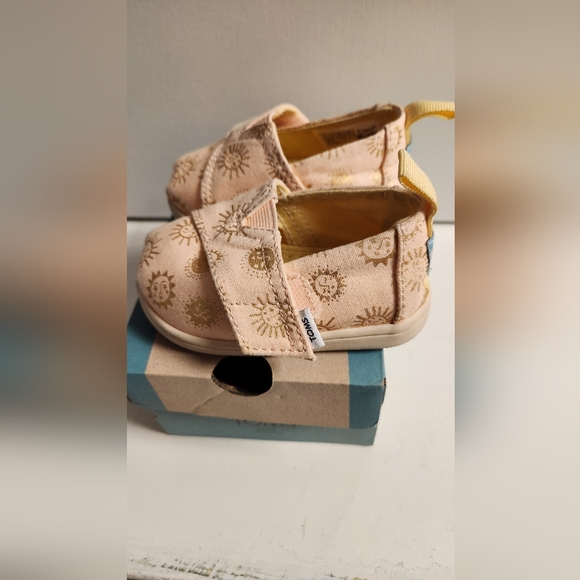 Tiny Toms Size 4 - Picture 2 of 4